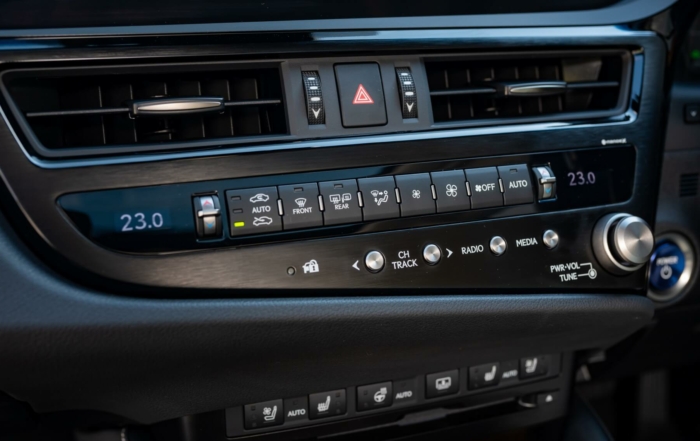 Lexus ES300h SE controls