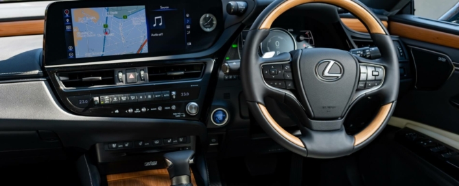 Lexus ES300h SE interior