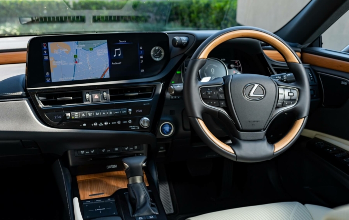 Lexus ES300h SE interior