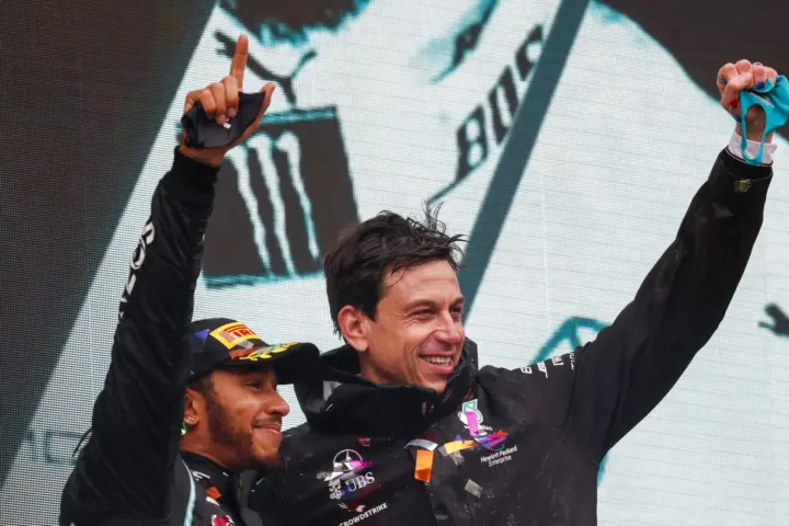 Lewis Hamilton Re-Signs With Mercedes-AMG F1 For 2021