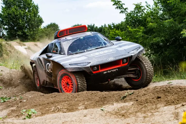 Audi RS Q E-tron Dakar Racer Revealed [w/videos]