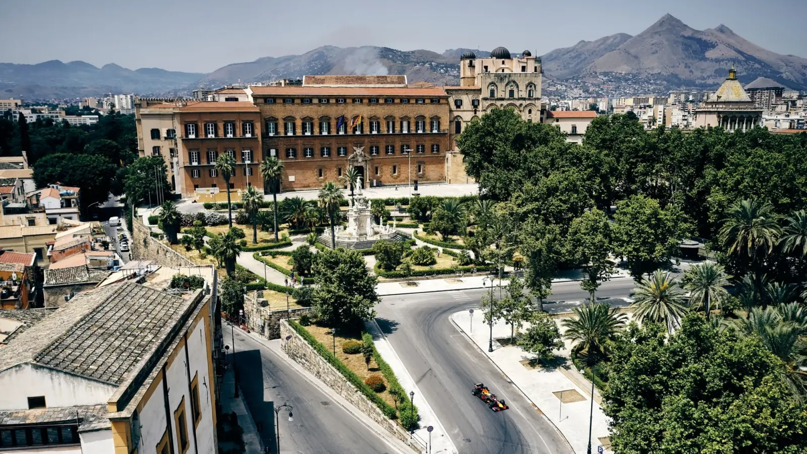 RBR RB7 Races Through Palermo [video]