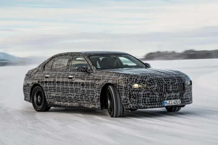 BMW i7 Luxury Saloon Winter Testing [w/video]