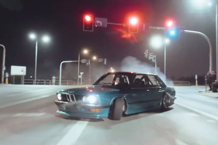 V8 BMW 5 Series Drifts Polish Streets [video]