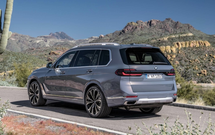 Facelifted BMW X7 rear