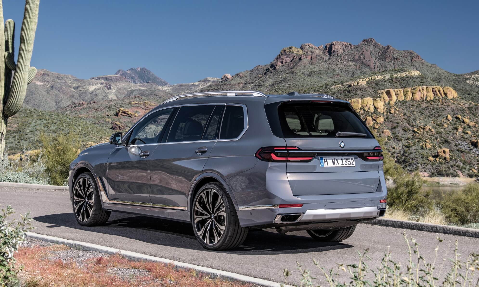 Facelifted BMW X7 rear