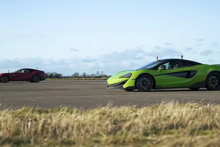 Ferrari vs McLaren Drag Race [video]