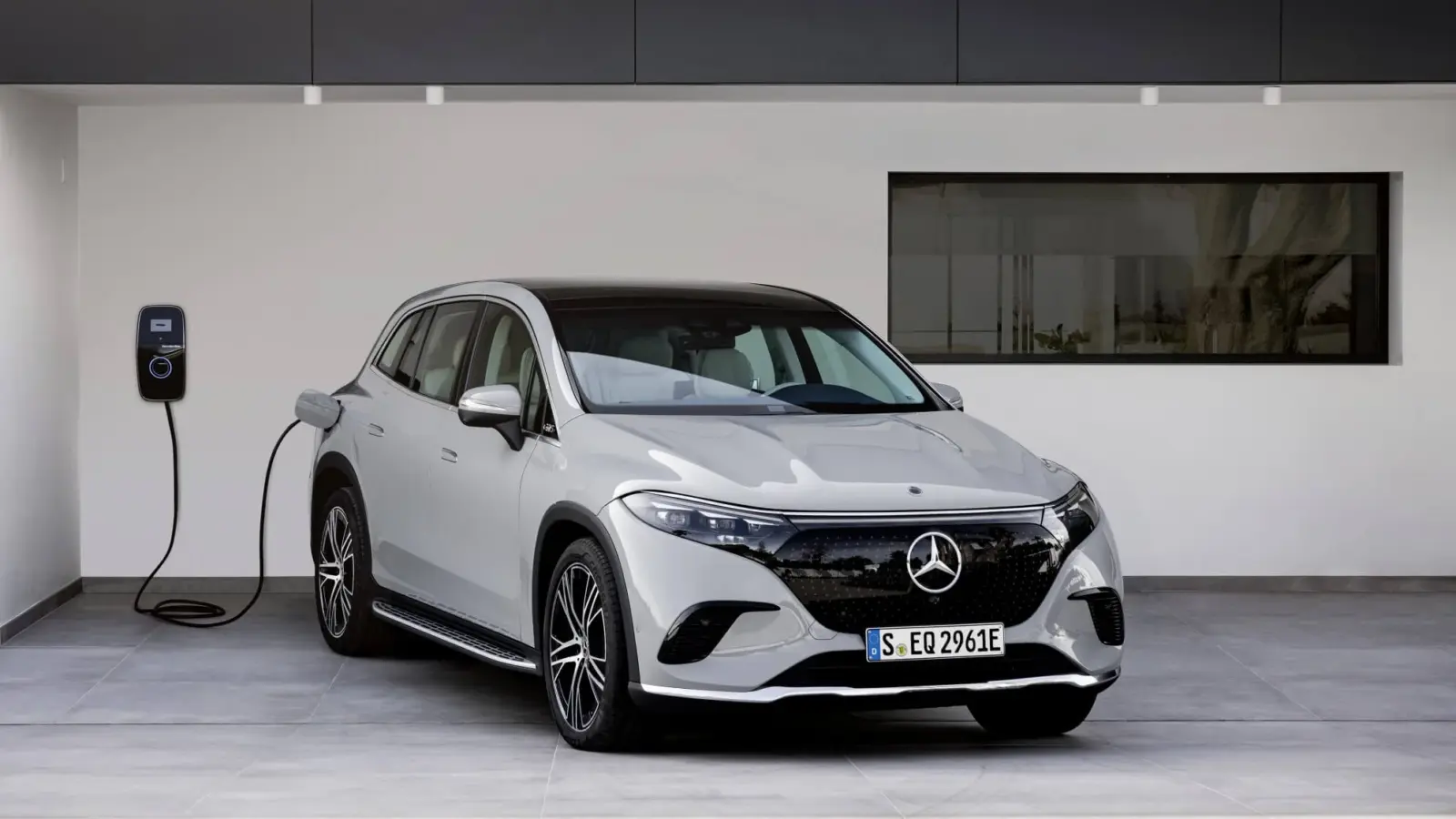 Mercedes-EQ EQS SUV Debuts [w/video]
