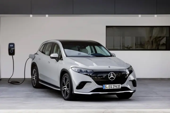 Mercedes-EQ EQS SUV Debuts [w/video]