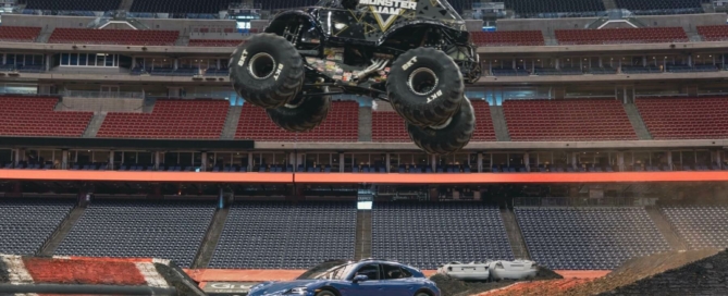 Taycan Cross Turismo Vs Monster truck