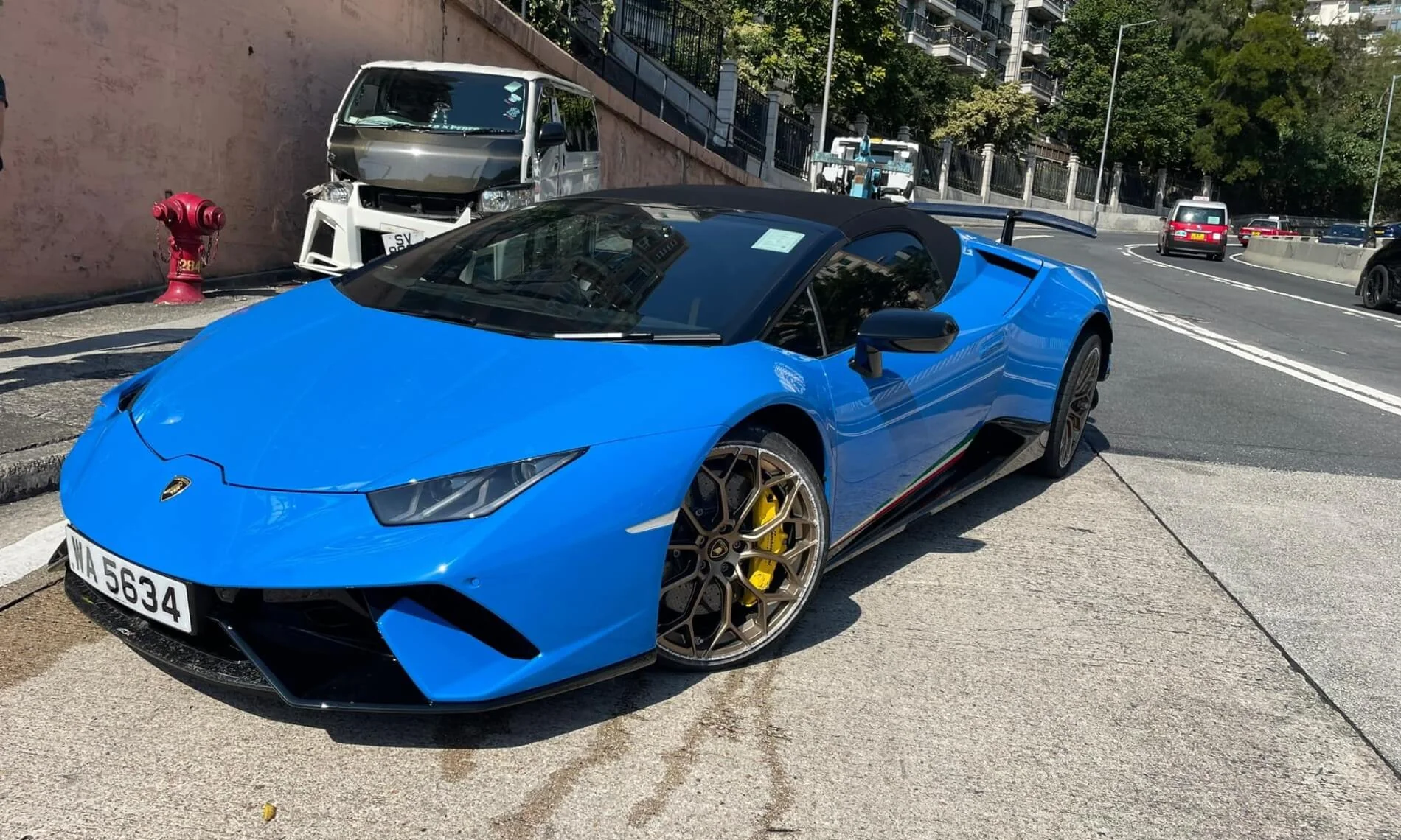 Lambo Crashes Into A Taxi in HK