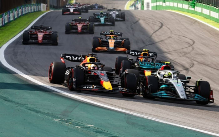 Hamilton and Verstappen wheel to wheel