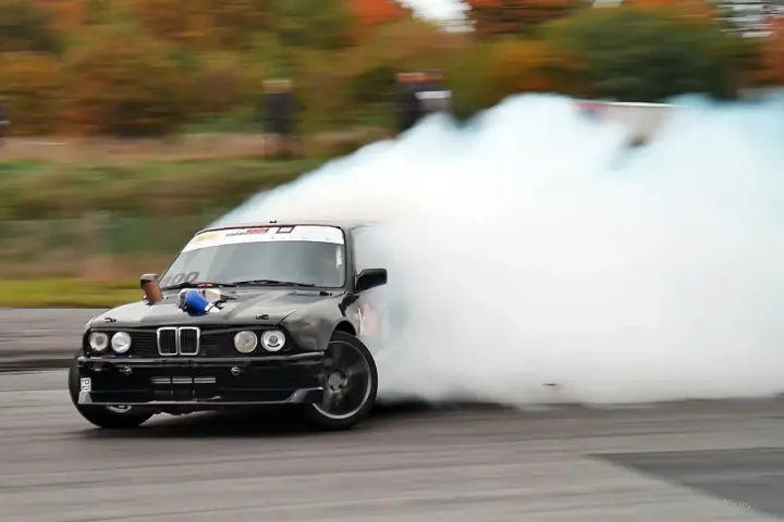 Turbocharged V12 BMW E30 Drift Car [video]