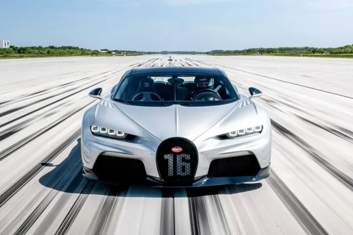 Flat Out To 400 km/h In A Bugatti Chiron [w/video]