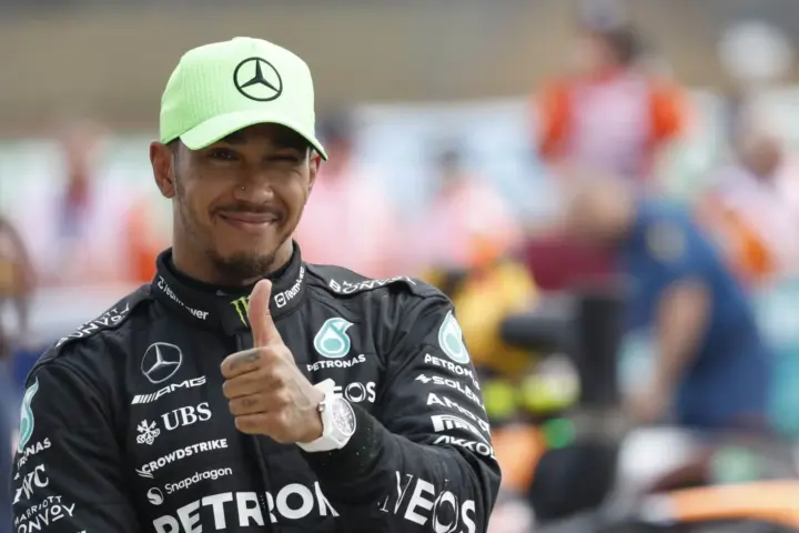 Lewis Hamilton Re-Signs With Mercedes AMG F1