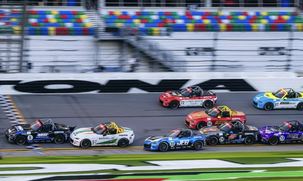 11-Car Battle for MX-5 Cup Win [video]