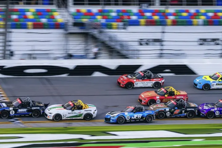 11-Car Battle for MX-5 Cup Win [video]