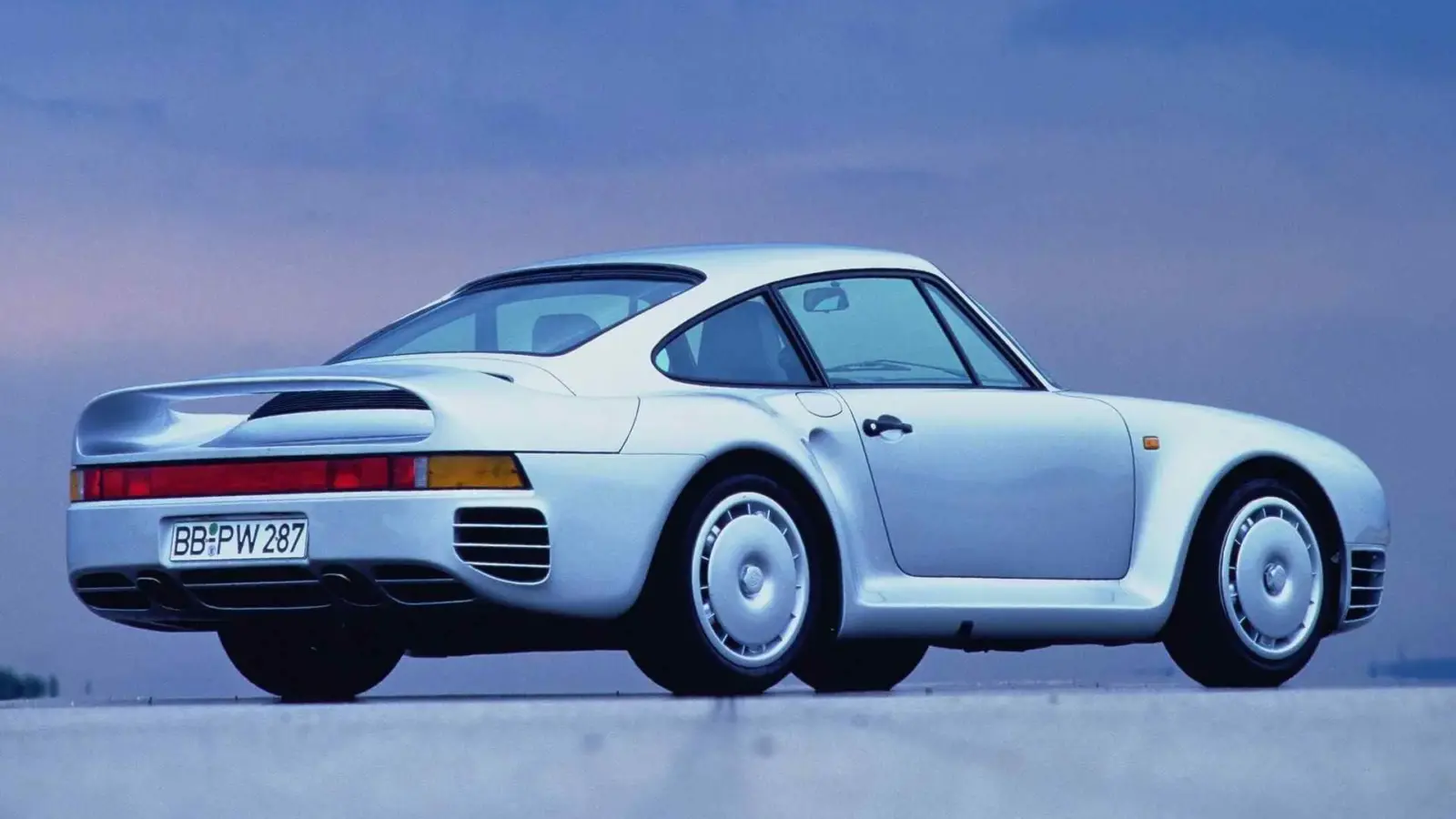 Porsche 959 – The Only Car to Race at the Dakar Rally and 24 Hours of Le Mans