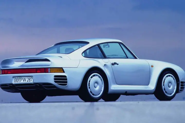 Porsche 959 – The Only Car to Race at the Dakar Rally and 24 Hours of Le Mans
