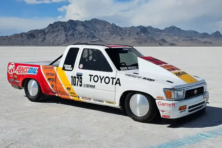 World’s Fastest Toyota Hilux Tops 400 km/h [w/video] 