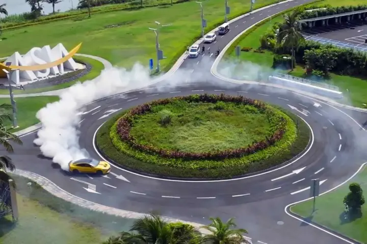 Xiaomi SU7 Ultra EV Stars in Qionghai Drift [video]