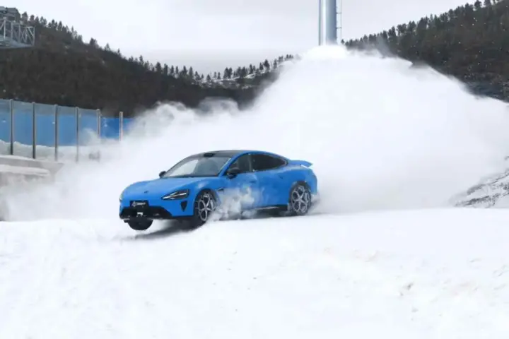 Xiaomi SU7 Goes Snow Drifting in Beijing Olympic Village [video]