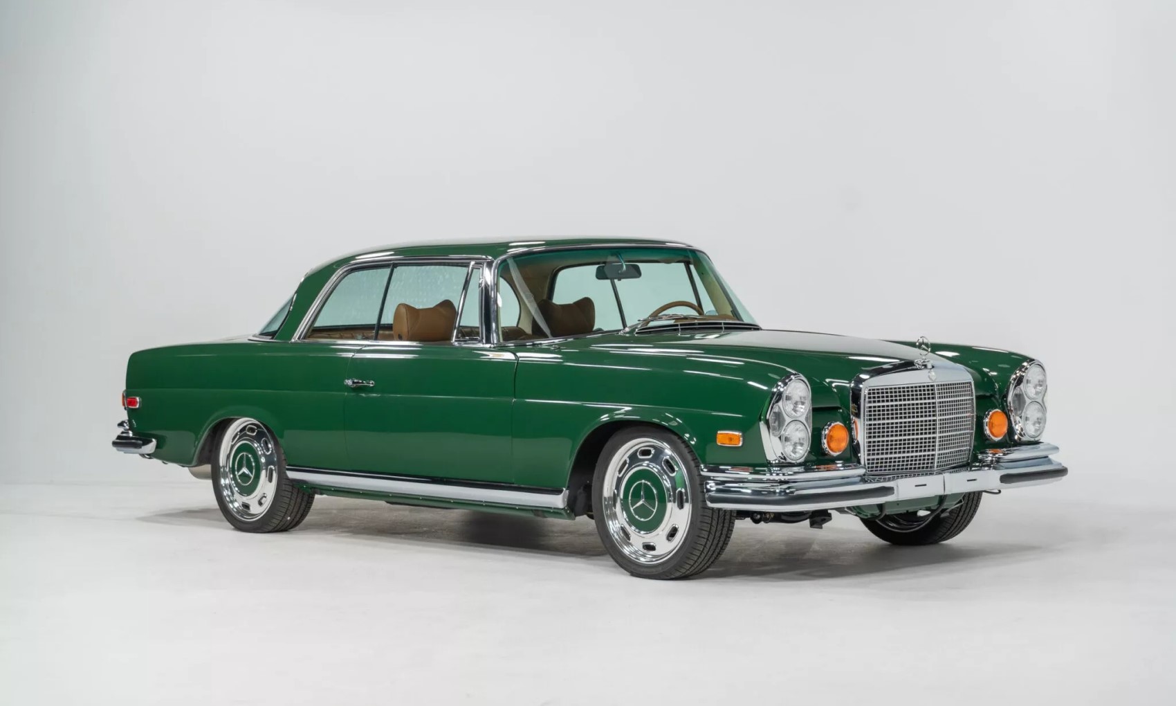 Retro Designs Builds Beautiful 1969 Mercedes 280SE Restomod - Double Apex