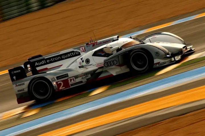 Audi R18 fly-bys at 340 km/h [video]
