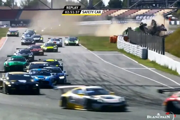 Blancpain GT Race Crash [video]