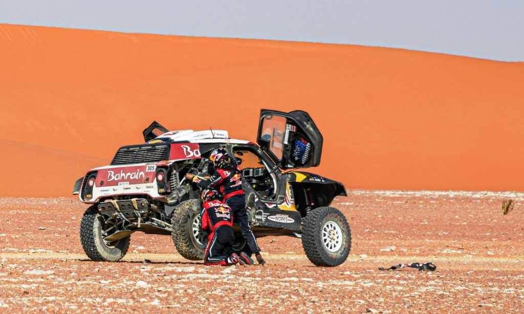 Carlos Sainz and Lucas Cruz Lucas in the Mini John Cooper Works Buggy of the X-Raid suffer a puncture during Stage 9 of the Dakar 2020 (Photo by Eric Vargiolu for DPPI)