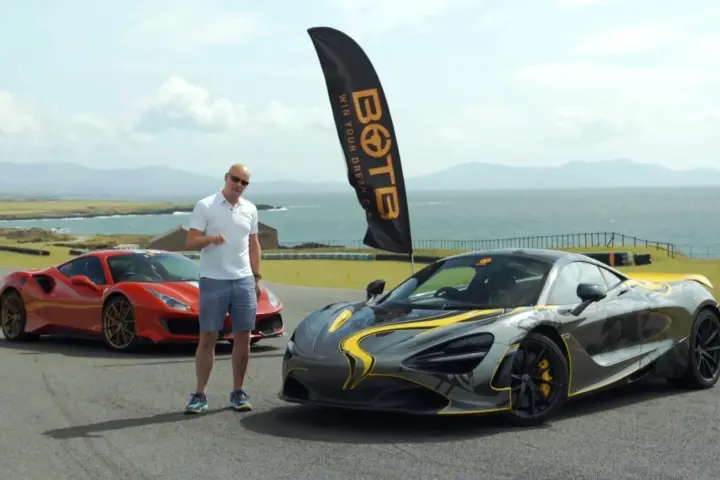Ferrari 488 Pista vs McLaren 720S Track Battle [video]