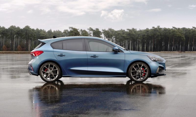 Ford Focus ST debuted earlier today, boasting a 2,3-litre 206 kW engine