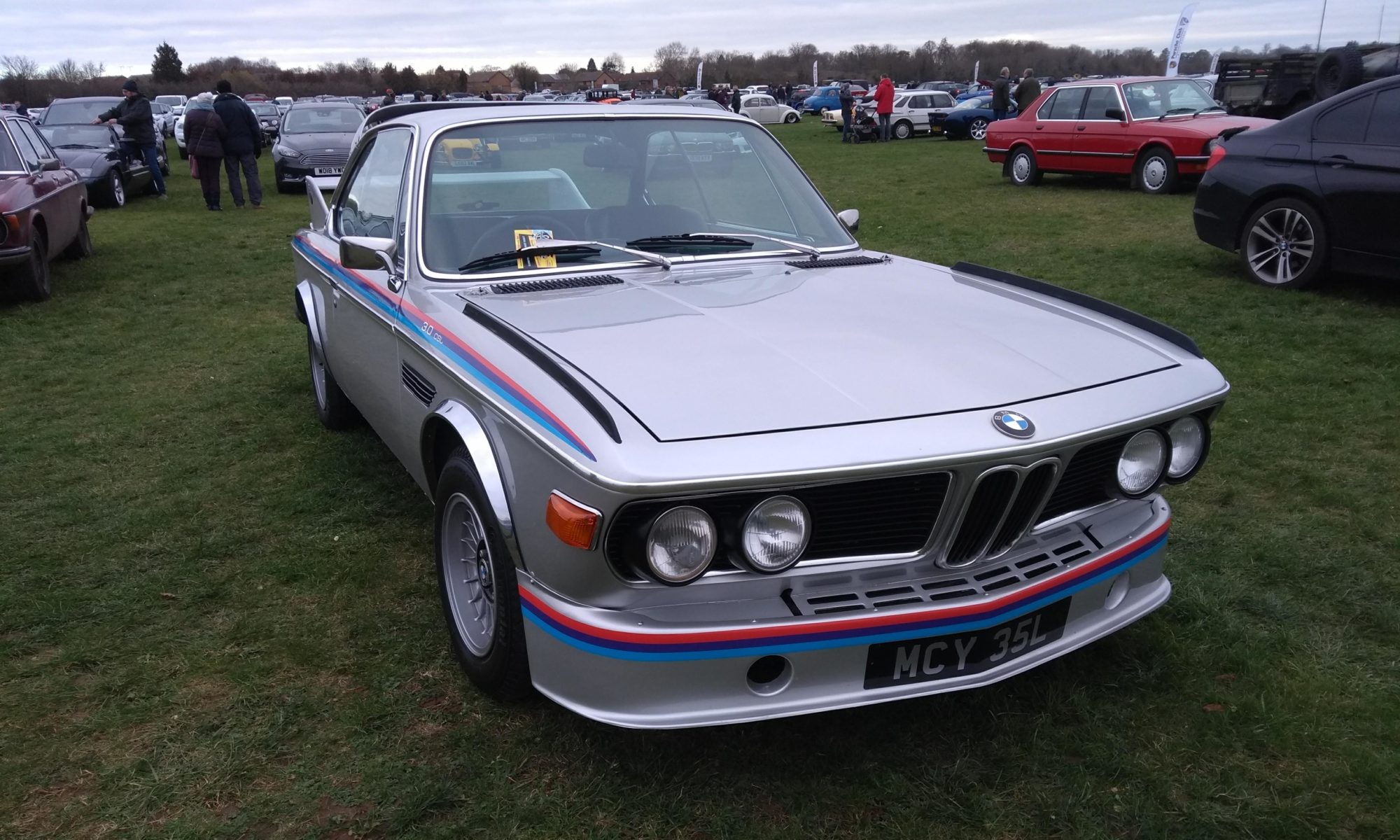 Eine Oldtimer-Garage am Bicester Heritage Sunday kriechen Sie mit