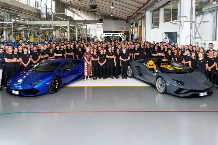 Lamborghini Produces Aventador 8 000 and Huracan 11 000