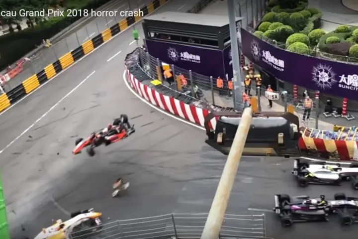 Macau F3 Crash Sophia Floersch [video]