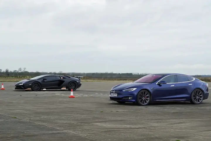 Petrol vs Battery Drag Race [video]