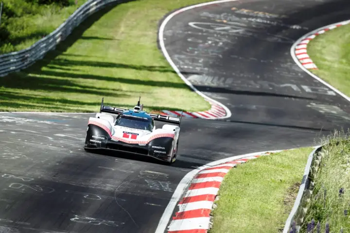 Porsche breaks Nurburgring Lap Record