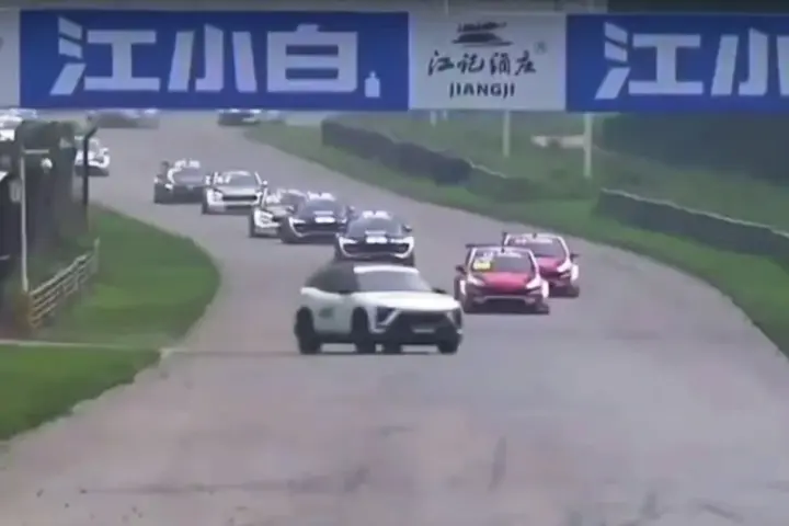 Safety Car Causes Havoc [video]