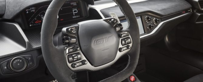 Steering wheel features unique silver stitching
