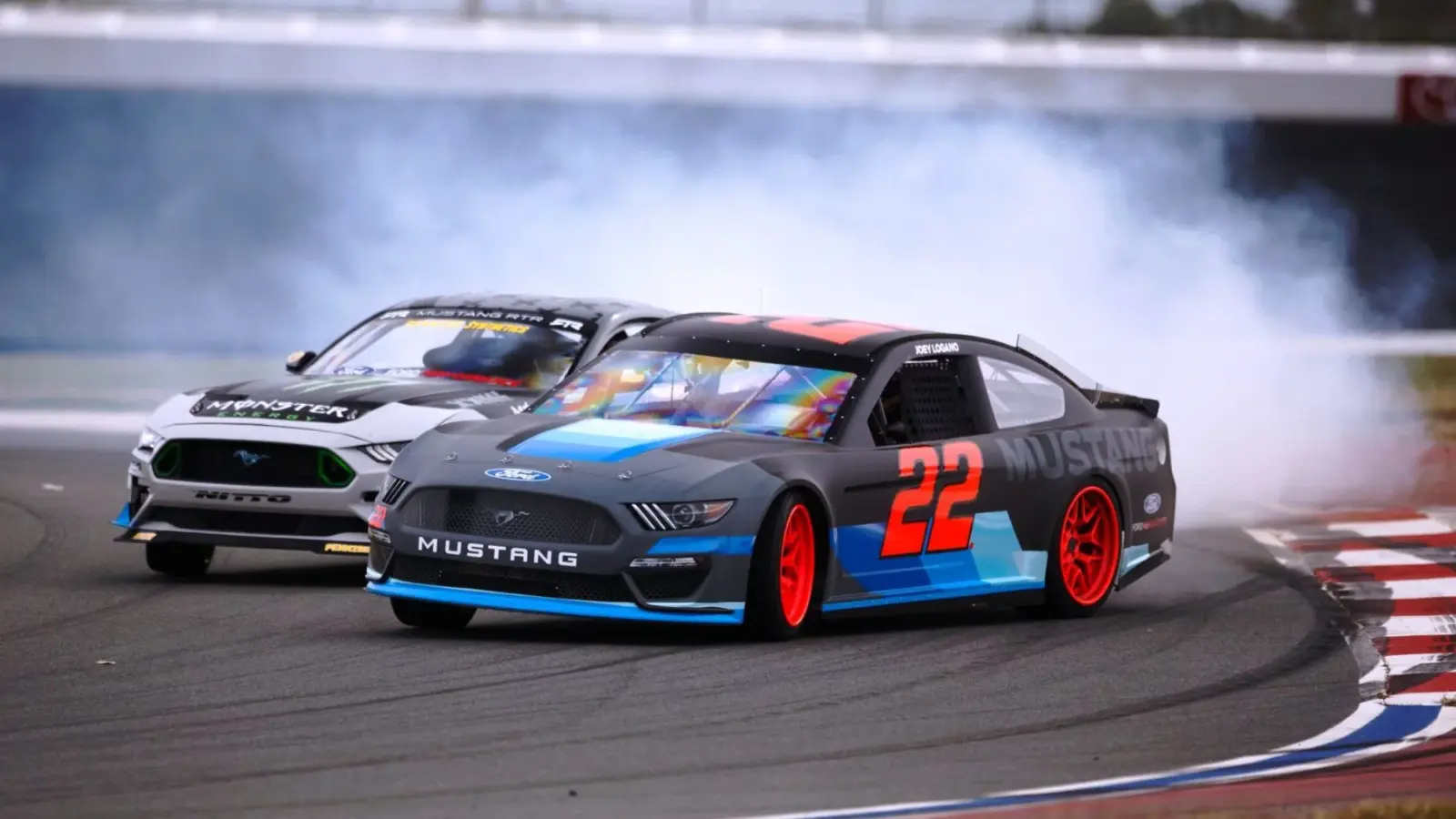 Tandem Ford Mustang Drifting [video]