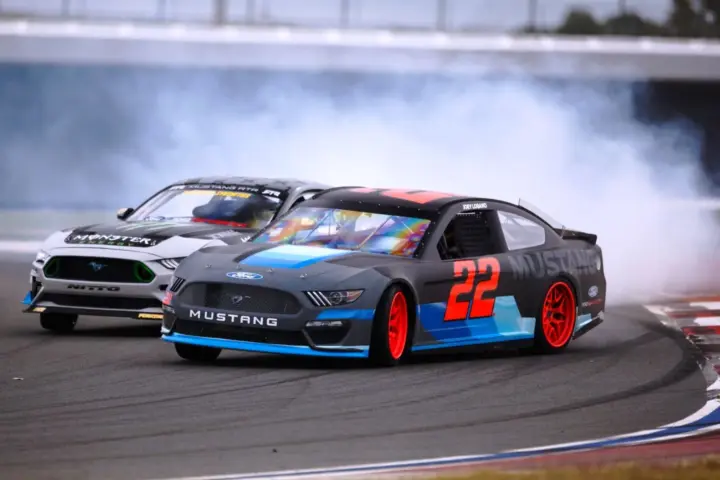 Tandem Ford Mustang Drifting [video]