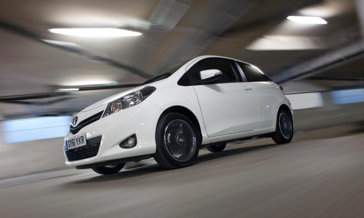 Toyota Yaris 1.3 XR 3-Door (2012) - Double Apex