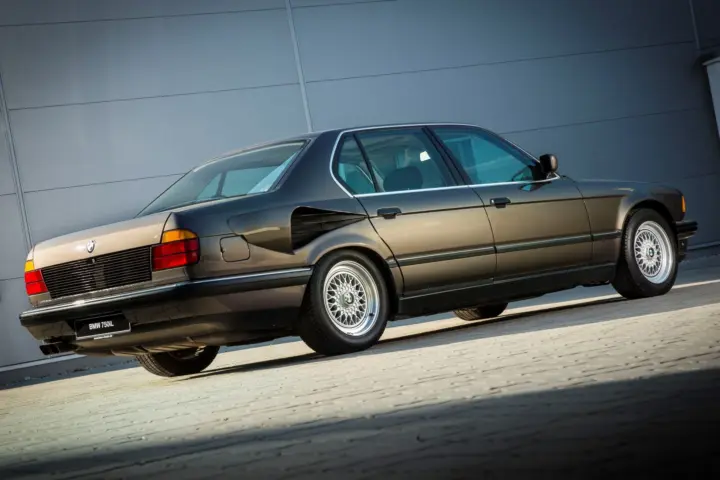 V16 BMW 7 Series